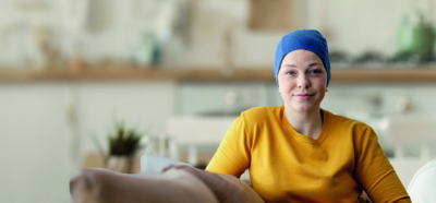 Jeune femme atteinte du cancer se reposant à la maison