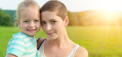 Adorable jeune fille souriant dans la bras de sa maman