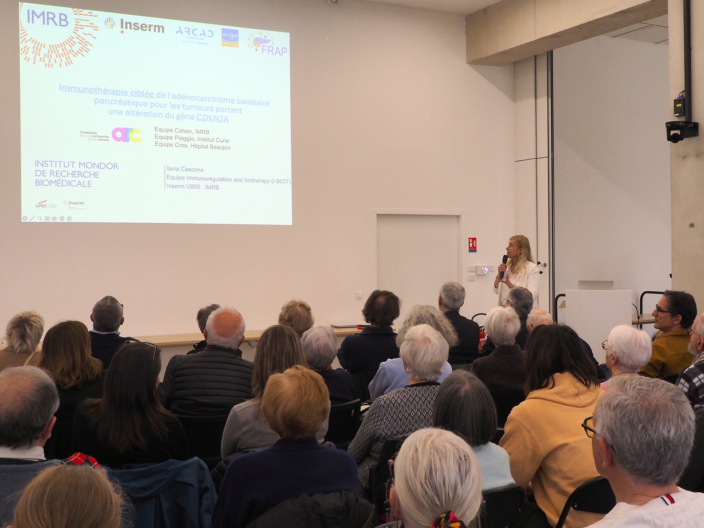 Ilaria Cascone, enseignante-chercheuse et membre de l'équipe du Pr José Cohen, présente de manière détaillée le projet de recherche aux donateurs.