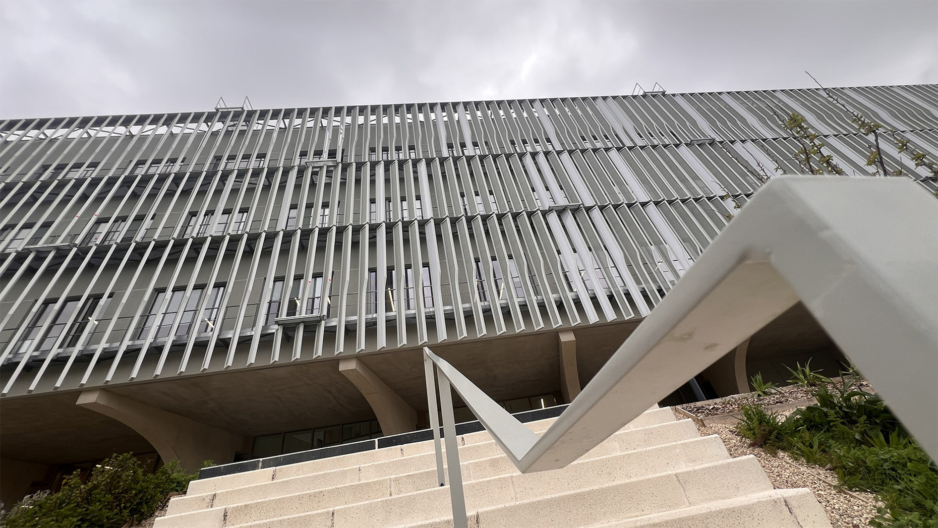 Vue de la façade de l'Institut Mondor de Recherche Biomédicale (IMRB)