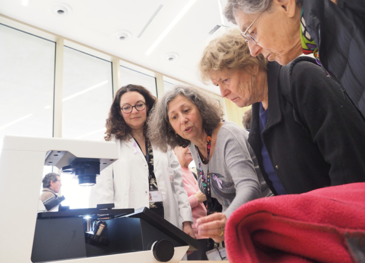 Utilisation d'un microscope numérique avec Flavia Castellano et des donateurs.