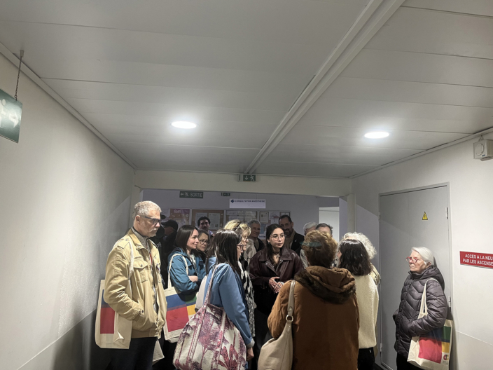 Une partie des donateurs discutant avec des doctorants dans les locaux de l'Institut Mondor, dans le cadre de la visite des laboratoires du Pr José Cohen.