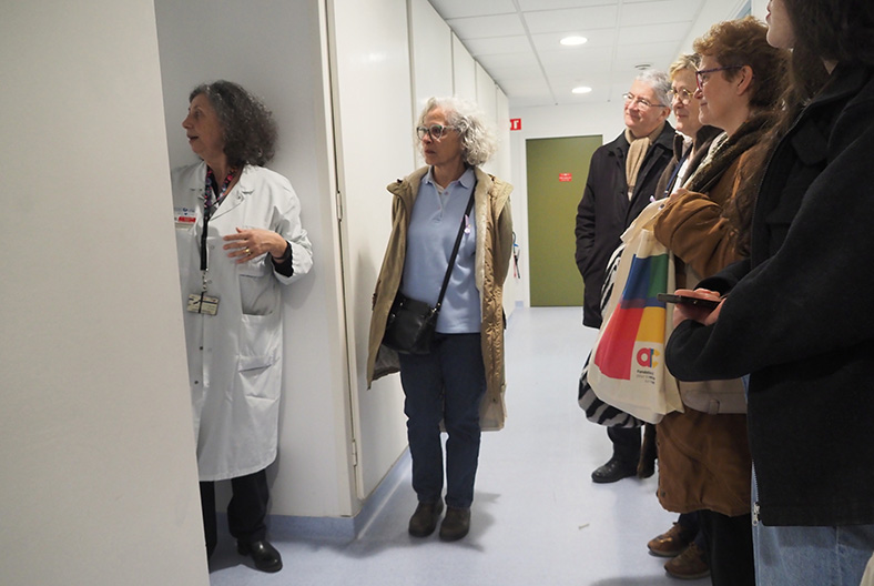 Présentation du laboratoire de niveau 2 par Flavia Castellano, enseignante chercheuse de l'équipe du Pr José Cohen.
